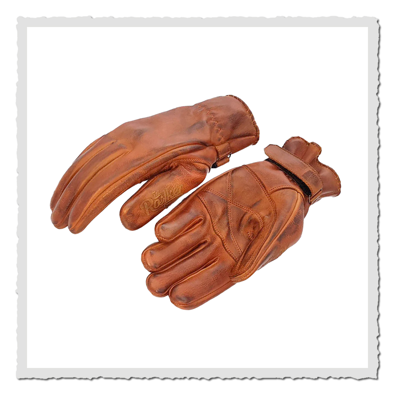 Zwei cognacfarbene Leder-Motorradhandschuhe liegend, beide Seiten sichtbar, freigestellt vor weißem Hintergrund.